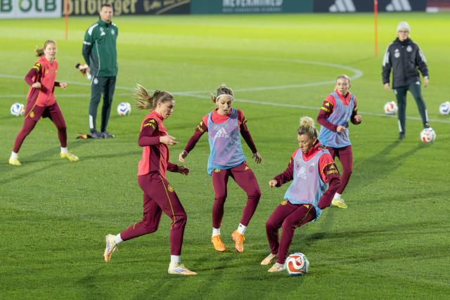 24 November 2025, Hesse, Frankfurt/M.: (L-R) Germany's Jule Brand, Kathrin Hendrich and Linda Dallmann battle for the ball during a training session, ahead of the UEFA Women's Nations League final matches against Spain. Photo: Jürgen Kessler/dpa