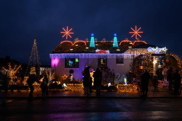 PRODUCTION - 24 November 2025, Hesse, Ahnatal: The Christmas house in Ahnatal is illuminated for the first time in the run-up to Christmas this year. Photo: Swen Pförtner/dpa