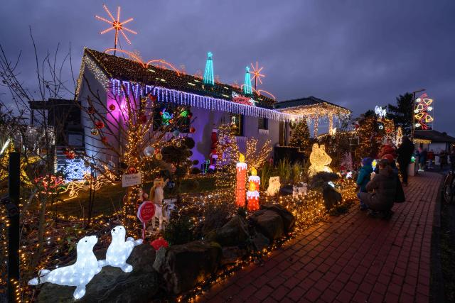 PRODUCTION - 24 November 2025, Hesse, Ahnatal: The Christmas house in Ahnatal is illuminated for the first time in the run-up to Christmas this year. Photo: Swen Pförtner/dpa