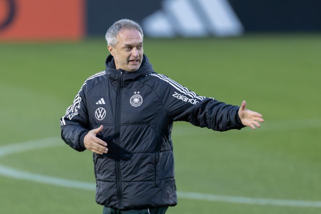 24 November 2025, Hesse, Frankfurt/M.: Germany coach Christian Wueck leads a training session, ahead of the UEFA Women's Nations League final matches against Spain. Photo: Jürgen Kessler/dpa