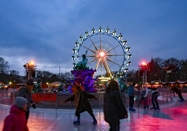 24 November 2025, Berlin: The "Berliner Weihnachtszeit" Christmas market with its ice rink for ice skaters in front of the Rotes Rathaus on Alexanderplatz is atmospherically illuminated. Photo: Jens Kalaene/dpa