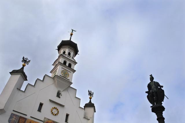 FILED - 23 January 2018, Bavaria, Kempten: A view of the town hall of Kempten. An employee of the southern German city of Kempten is alleged to have stolen at least ·1 million ($1.15 million) in coins from parking ticket machines. Photo: Karl-Josef Hildenbrand/dpa