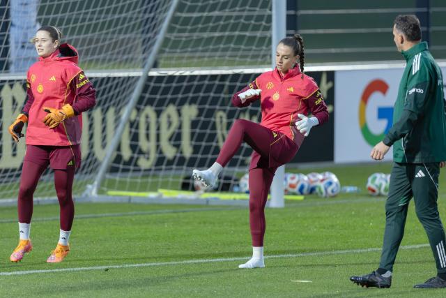 24 November 2025, Hesse, Frankfurt/M.: Germany goalkeepers Stina Johannes (L) and Ena Mahmutovic are coached by goalkeeping coach Michael Fuchs during a training session, ahead of the UEFA Women's Nations League final matches against Spain. Photo: Jürgen Kessler/dpa
