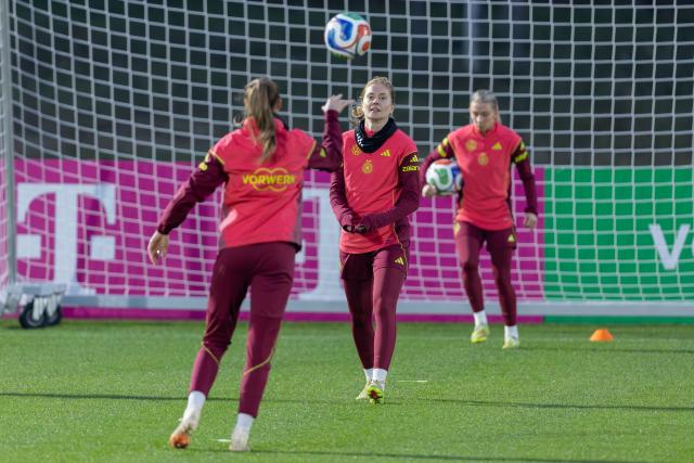 24 November 2025, Hesse, Frankfurt/M.: (L-R) Germany's Sjoeke Nuesken, Jule Brand and Elisa Senss in action during a training session, ahead of the UEFA Women's Nations League final matches against Spain. Photo: Jürgen Kessler/dpa