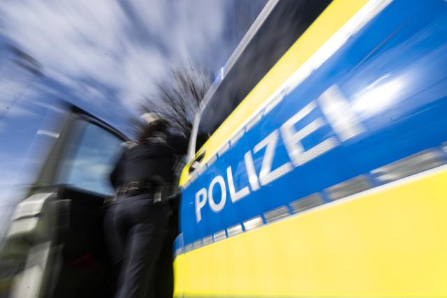 ILLUSTRATION - 20 November 2025, Baden-Wuerttemberg, Stuttgart: A policewoman from the Baden-Wuerttemberg police force stands by an emergency vehicle. Photo: Marijan Murat/dpa