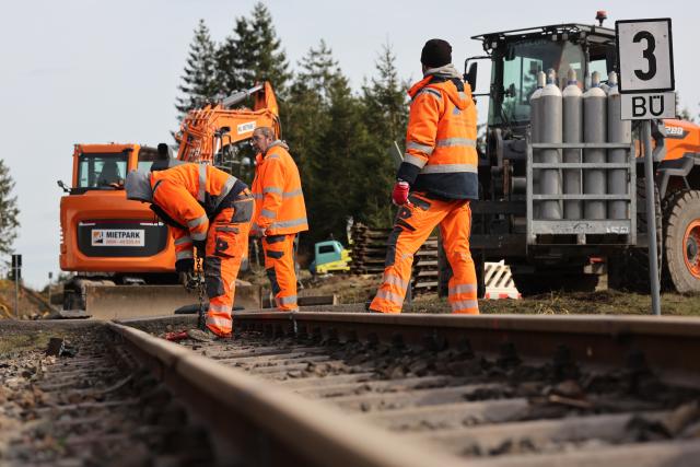 FILED - 13 November 2025, Saxony-Anhalt, Elend: Track fitters work on a section of track at a level crossing between Erlend and Sorge. Photo: Matthias Bein/dpa