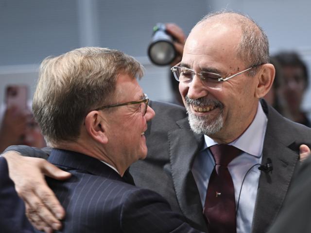 25 November 2025, Berlin: Johann Wadephul (L), Foreign Minister, and Ayman al-Safadi, Jordanian Foreign Minister, greet each other at the Berlin Foreign Policy Forum. The Foreign Policy Forum has been organized by the Koerber Foundation since 2011. Photo: Jens Kalaene/dpa
