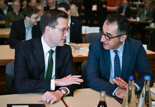 25 November 2025, Baden-Wuerttemberg, Fellbach: The leading politicians for the 2026 state elections in Baden-Wuerttemberg, Manuel Hagel (L) and Cem Oezdemir (R) sit next to each other for a panel discussion at the 35th general meeting of the Baden-Wuerttemberg State Farmers' Association. Photo: Bernd Weißbrod/dpa