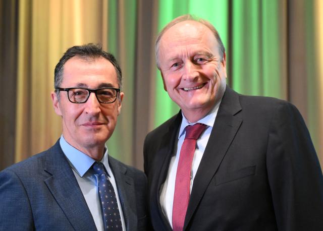25 November 2025, Baden-Wuerttemberg, Fellbach: Cem Oezdemir, (L), top candidate for the state election in Baden-Wuerttemberg, 2026 and Joachim Rukwied (R), President of the German Farmers' Association and the Baden-Wuerttemberg Farmers' Association, stand next to each other at the 35th General Assembly of the Baden-Wuerttemberg Farmers' Association. Photo: Bernd Weißbrod/dpa