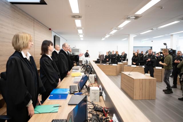 25 November 2025, Saxony, Dresden: Joachim Kubista (3-L), presiding judge at the Higher Regional Court, opens the trial against a total of seven alleged left-wing extremists at the Dresden Higher Regional Court (OLG). The group is said to have carried out violent attacks against people from the right-wing scene for several years. Photo: Sebastian Kahnert/dpa