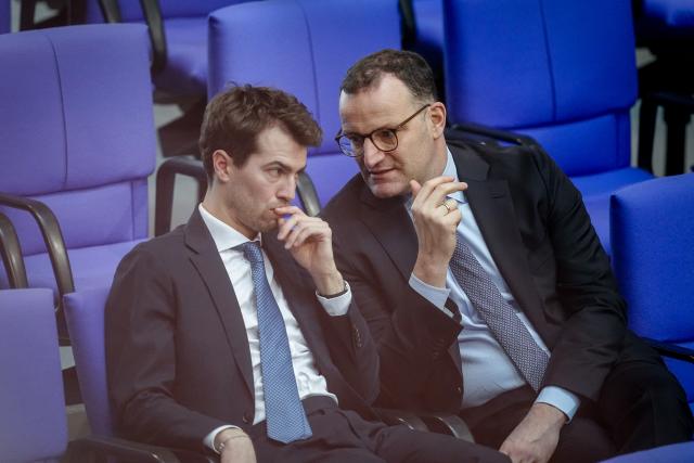 25 November 2025, Berlin: Carl-Philipp Sassenrath (L), CDU member of the Bundestag and part of the Young Group, and Jens Spahn, Chairman of the CDU/CSU parliamentary group in the Bundestag, take part in the Bundestag session at the start of the budget week. Photo: Kay Nietfeld/dpa