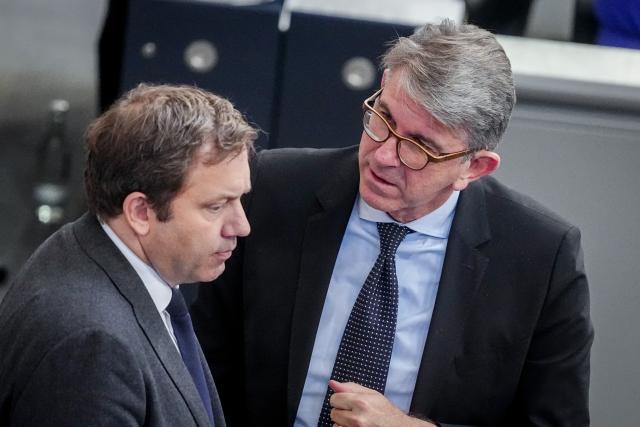 25 November 2025, Berlin: Lars Klingbeil (L), German Minister of Finance, Vice-Chancellor and SPD Federal Chairman, and Wolfgang Weimer, Minister of State for Culture, take part in the Bundestag session at the start of Budget Week. Photo: Kay Nietfeld/dpa