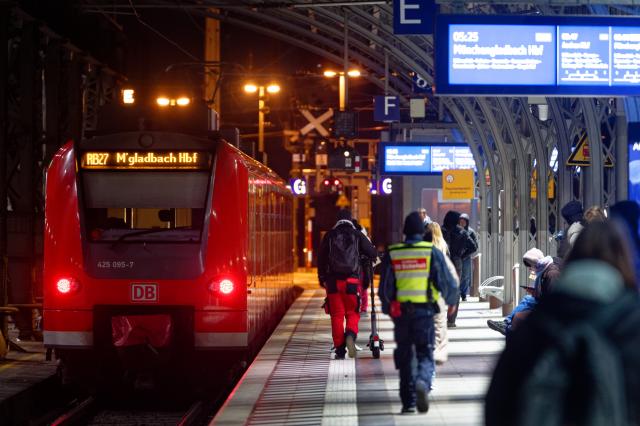 FILED - 24 November 2025, North Rhine-Westphalia, Cologne: The first passengers board a regional train after the end of the closure of Cologne Central Station. German police have searched properties across several states to investigate hundreds of emails threatening bomb attacks against schools, train stations and other public places, the Federal Criminal Police Office said on Tuesday. Photo: Henning Kaiser/dpa