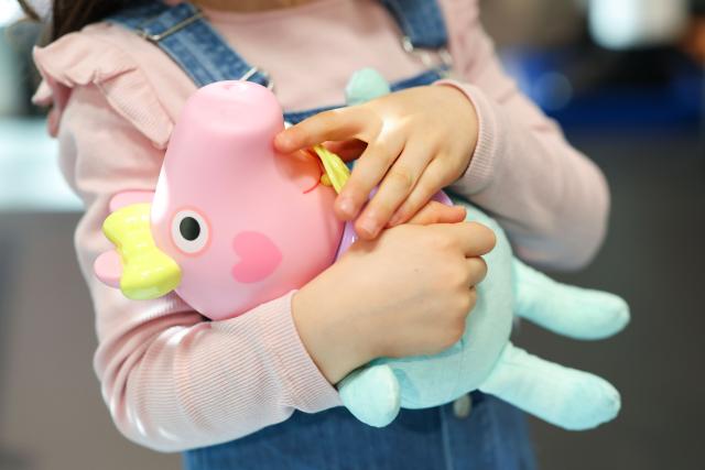 FILED - 19 November 2025, Bavaria, Nuremberg: Evie, Peppa Wutz's little sister, gets the soother to calm her down. The top 10 toys of 2025 were honored at the toy industry press conference. Photo: Daniel Löb/dpa