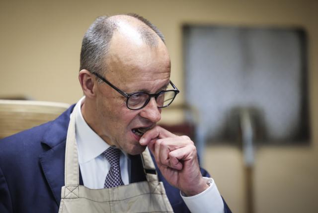 25 November 2025, Hamburg: German Chancellor Friedrich Merz tries a piece of bread at the bakery of bread manufacturer Soeren Korte during his visit to the Meistermeile craftsmen's yard, as part of his inaugural visit to Hamburg. Photo: Christian Charisius/dpa