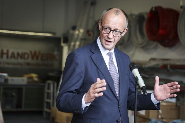 25 November 2025, Hamburg: German Chancellor Friedrich Merz makes a statement during his visit with Mayor Tschentscher to the Meistermeile craftsmen's yard, as part of his inaugural visit to Hamburg. Photo: Christian Charisius/dpa