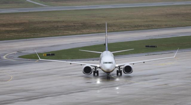 FILED - 25 October 2025, North Rhine-Westphalia, Cologne: A plane taxis over the apron at Cologne/Bonn Airport. Late passengers ran onto the tarmac at Cologne/Bonn Airport in western Germany on two occasions last week, police said on Tuesday. Photo: Sascha Thelen/dpa