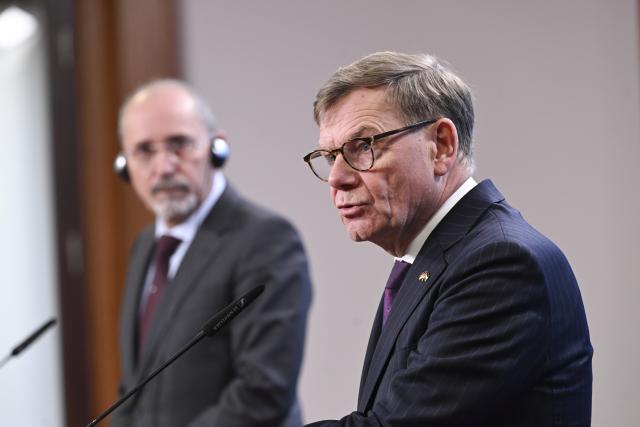25 November 2025, Berlin: Jordanian Foreign Minister, Aiman al-Safadi (L) and German Foreign Minister Johann Wadephul, hold a joint press conference at the German Foreign Office in Berlin. Photo: Jens Kalaene/dpa