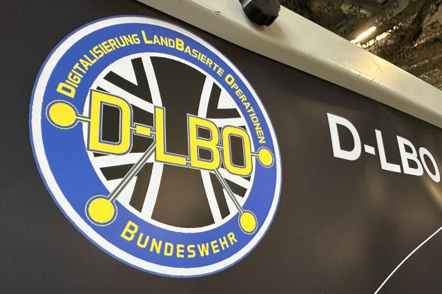 25 November 2025, Munster: The Bundeswehr presents tests and test procedures for the D-LBO (Digitalization Land-Based Operations) system at the Örtzetal barracks in Munster (Lower Saxony). Despite reports of problems with digitizing its battlefield communications, the Bundeswehr is sticking to its plan to refit a first division by the end of 2027. Photo: Carsten Hoffmann/dpa