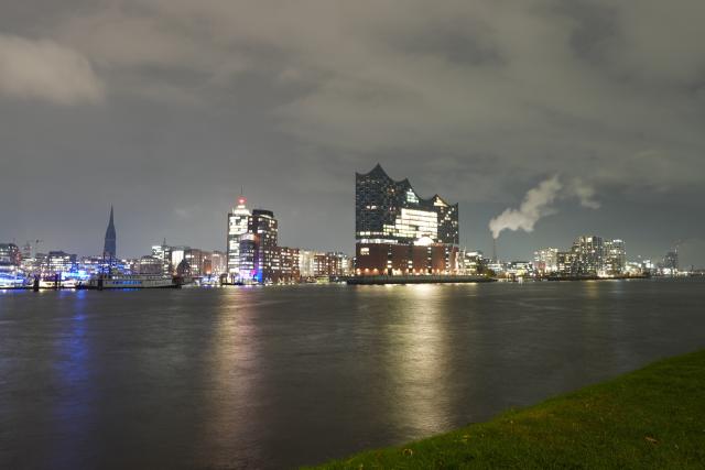 25 November 2025, Hamburg: The windows of the Elbphilharmonie are brightly lit. Photo: Marcus Brandt/dpa