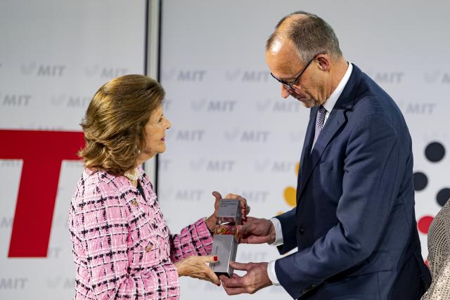 25 November 2025, Berlin: Germany's Chancellor Friedrich Merz presents Queen Silvia of Sweden with a special prize at the 2025 German SME Award ceremony of the Mittelstands- und Wirtschaftsunion (MIT). Photo: Fabian Sommer/dpa