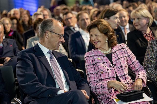 25 November 2025, Berlin: Germany's Chancellor Friedrich Merz and Queen Silvia of Sweden attend the award ceremony for the German SME Award 2025 of the Mittelstands- und Wirtschaftsunion (MIT). Photo: Fabian Sommer/dpa