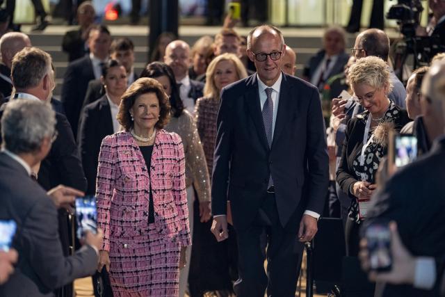 25 November 2025, Berlin: Germany's Chancellor Friedrich Merz and Queen Silvia of Sweden attend the award ceremony for the German SME Award 2025 of the Mittelstands- und Wirtschaftsunion (MIT). Photo: Fabian Sommer/dpa