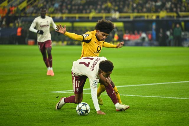 25 November 2025, North Rhine-Westphalia, Dortmund: Borussia Dortmund's Karim Adeyemi and Villarreal's Tajon Buchanan (R) battle for the ball during the UEFA Champions League soccer match between Borussia Dortmund and FC Villarreal at Signal Iduna Park. Photo: Bernd Thissen/dpa