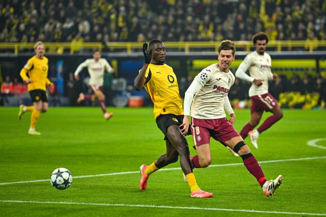 25 November 2025, North Rhine-Westphalia, Dortmund: Borussia Dortmund's Serhou Guirassy and Villarreal's Juan Foyth (R) battle for the ball during the UEFA Champions League soccer match between Borussia Dortmund and FC Villarreal at Signal Iduna Park. Photo: Bernd Thissen/dpa
