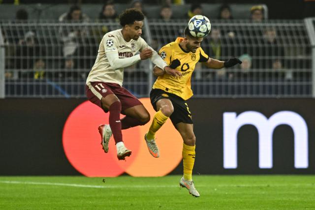 25 November 2025, North Rhine-Westphalia, Dortmund: Villarreal's Tajon Buchanan (L) and Borussia Dortmund's Yan Couto battle for the ball during the UEFA Champions League soccer match between Borussia Dortmund and FC Villarreal at Signal Iduna Park. Photo: Bernd Thissen/dpa