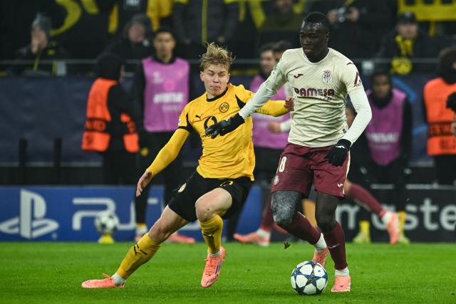 25 November 2025, North Rhine-Westphalia, Dortmund: Borussia Dortmund's Daniel Svensson (L) and Villarreal's Pape Gueye battle for the ball during the UEFA Champions League soccer match between Borussia Dortmund and FC Villarreal at Signal Iduna Park. Photo: Bernd Thissen/dpa