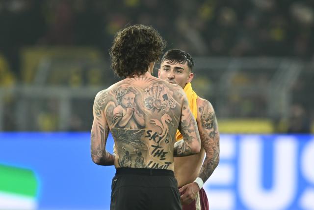 25 November 2025, North Rhine-Westphalia, Dortmund: Borussia Dortmund's Fabio Silva and Villarreal's Alberto Moleiro (R) talk after the UEFA Champions League soccer match between Borussia Dortmund and FC Villarreal at Signal Iduna Park. Photo: Bernd Thissen/dpa