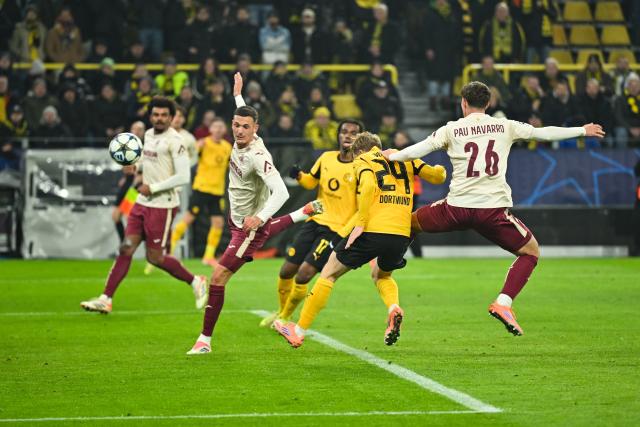 25 November 2025, North Rhine-Westphalia, Dortmund: Borussia Dortmund's Daniel Svensson (2nd R) scores his side's fourth goal of the game during the UEFA Champions League soccer match between Borussia Dortmund and FC Villarreal at Signal Iduna Park. Photo: Bernd Thissen/dpa