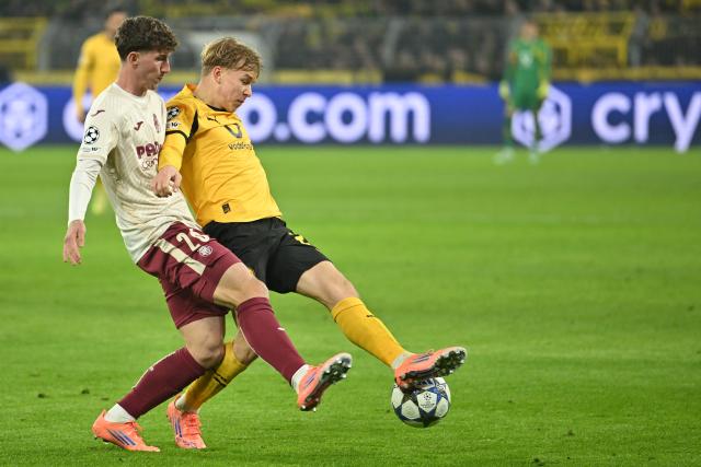 25 November 2025, North Rhine-Westphalia, Dortmund: Villarreal's Alberto Moleiro (L) and Borussia Dortmund's Daniel Svensson battle for the ball during the UEFA Champions League soccer match between Borussia Dortmund and FC Villarreal at Signal Iduna Park. Photo: Bernd Thissen/dpa