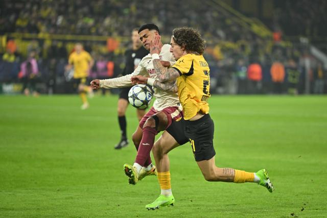 25 November 2025, North Rhine-Westphalia, Dortmund: Villarreal's Santiago Mourino and Borussia Dortmund's Fabio Silva (R) battle for the ball during the UEFA Champions League soccer match between Borussia Dortmund and FC Villarreal at Signal Iduna Park. Photo: Bernd Thissen/dpa