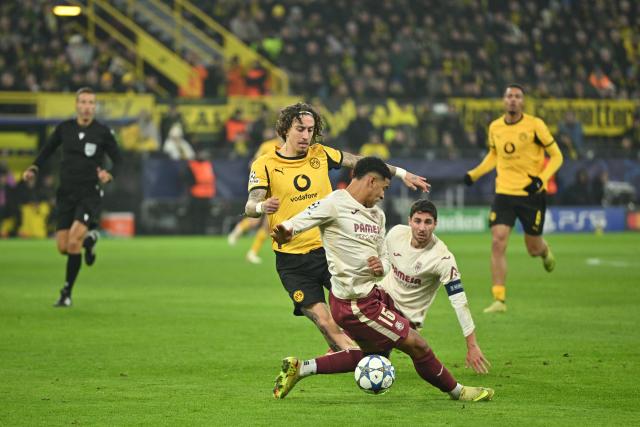 25 November 2025, North Rhine-Westphalia, Dortmund: (L-R) Borussia Dortmund's Fabio Silva and Villarreal's Santiago Mourino and Santi Comesana battle for the ball during the UEFA Champions League soccer match between Borussia Dortmund and FC Villarreal at Signal Iduna Park. Photo: Bernd Thissen/dpa