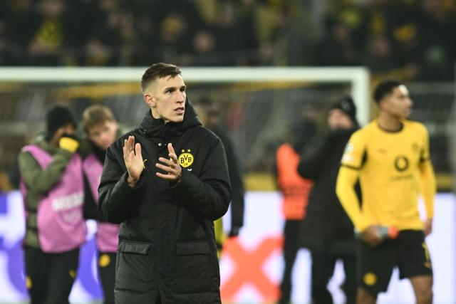 25 November 2025, North Rhine-Westphalia, Dortmund: Borussia Dortmund's Nico Schlotterbeck applauds after the UEFA Champions League soccer match between Borussia Dortmund and FC Villarreal at Signal Iduna Park. Photo: Bernd Thissen/dpa