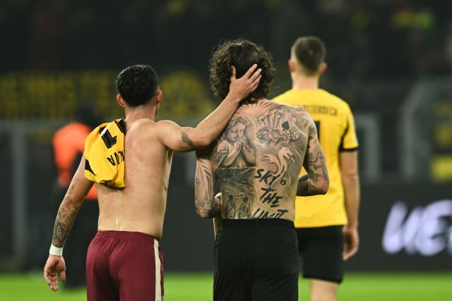 25 November 2025, North Rhine-Westphalia, Dortmund: Borussia Dortmund's Fabio Silva and Villarreal's Alberto Moleiro (L) after the UEFA Champions League soccer match between Borussia Dortmund and FC Villarreal at Signal Iduna Park. Photo: Bernd Thissen/dpa