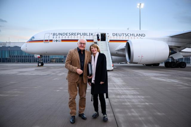 26 November 2025, Brandenburg, Schönefeld: German President Frank-Walter Steinmeier and his wife Elke Büdenbender board a Bundeswehr air force aircraft at the military section of Berlin Brandenburg Airport to fly to Madrid. Federal President Steinmeier and his wife are traveling to the Kingdom of Spain for a three-day state visit. Photo: Bernd von Jutrczenka/dpa