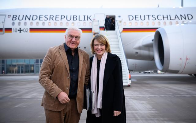26 November 2025, Brandenburg, Schönefeld: German President Frank-Walter Steinmeier and his wife Elke Büdenbender board a Bundeswehr air force aircraft at the military section of Berlin Brandenburg Airport to fly to Madrid. Federal President Steinmeier and his wife are traveling to the Kingdom of Spain for a three-day state visit. Photo: Bernd von Jutrczenka/dpa