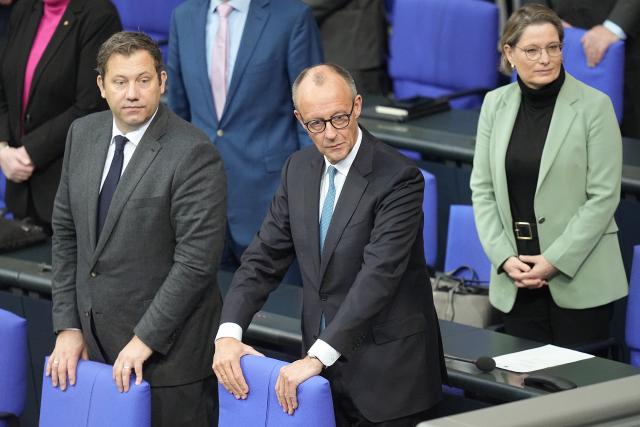 26 November 2025, Berlin: Lars Klingbeil (L), German Minister of Finance, Vice-Chancellor and SPD Federal Chairman, and Friedrich Merz  German Chancellor stand before the general debate in the Bundestag. The debates on the budget of the Chancellor's Office are traditionally used as a general debate on the policies of the Federal Government. Photo: Michael Kappeler/dpa