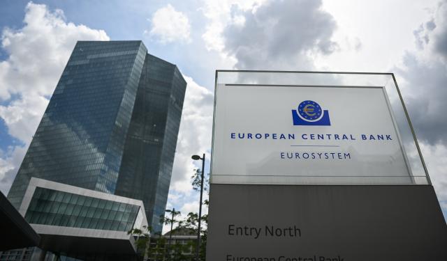 FILED - 24 July 2025, Hesse, Frankfurt/Main: A stele with the inscription "European Central Bank - Eurosystem" stands in front of the European Central Bank (ECB) in Frankfurt. Photo: Arne Dedert/dpa