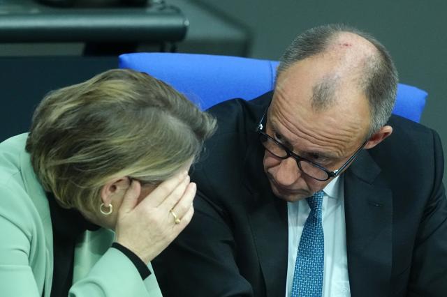 26 November 2025, Berlin: Stefanie Hubig (L), German Minister of Justice and Consumer Protection, and German Chancellor Friedrich Merz talk on the government bench during the general debate on the budget in the Bundestag. The debates on the budget of the Chancellor's Office are traditionally used as a general debate on the policies of the Federal Government. Photo: Kay Nietfeld/dpa