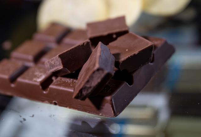 FILED - 16 June 2023, Saxony, Leipzig: A Chocolate bar lies on a table. Germans are having to pay more for chocolate, cookies, and other traditional treats in the run-up to Christmas. Photo: Hendrik Schmidt/dpa