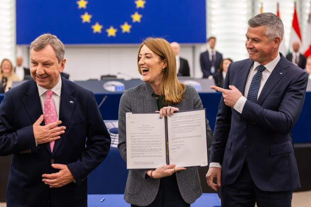 26 November 2025, Berlin: Roberta Metsola (C), President of the European Parliament, stands between Andrzej Halicki (L) and Matjaz Nemec (R) after signing the EU budget for 2026. The EU Parliament is expected to discuss the current peace talks in the Ukraine war. The participation of EU Commission President von der Leyen in this debate has been announced. MEPs will also decide on the simplification of the EU deforestation law and the final parts of the EU budget for next year. Parliament also wants to adopt a proposal that simplifies the reporting obligations of the InvestEU program and expands its financial capacities. It will also vote on a report on the EU's diplomatic strategy and geopolitical cooperation in the Arctic and a report on access to finance for small and medium-sized enterprises and expanding start-ups. Photo: Elise Schu/dpa