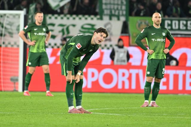 FILED - 22 November 2025, Lower Saxony, Wolfsburg: VfL Wolfsburg's Jonas Wind listens to the VAR decision during the German Bundesliga soccer match between VfL Wolfsburg and Bayer Leverkusen at Volkswagen Arena. Wind underwent surgery on Wednesday after suffering a thigh injury, the Bundesliga club said on X. Photo: Swen Pförtner/dpa