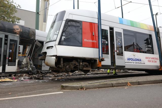26 November 2025, North Rhine-Westphalia, Duesseldorf: A damaged streetcar is lifted by a crane. 13 people were injured when a streetcar derailed in Duesseldorf. Photo: David Young/dpa