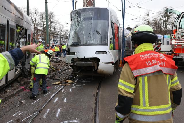 26 November 2025, North Rhine-Westphalia, Duesseldorf: Emergency services work at the scene of an accident after a streetcar derailed. 13 people were injured, according to the police spokesman. Photo: David Young/dpa