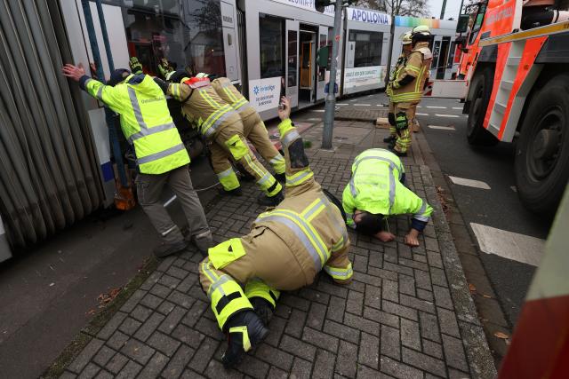26 November 2025, North Rhine-Westphalia, Duesseldorf: Emergency services work at the scene of an accident after a streetcar derailed. 13 people were injured, according to the police spokesman. Photo: David Young/dpa