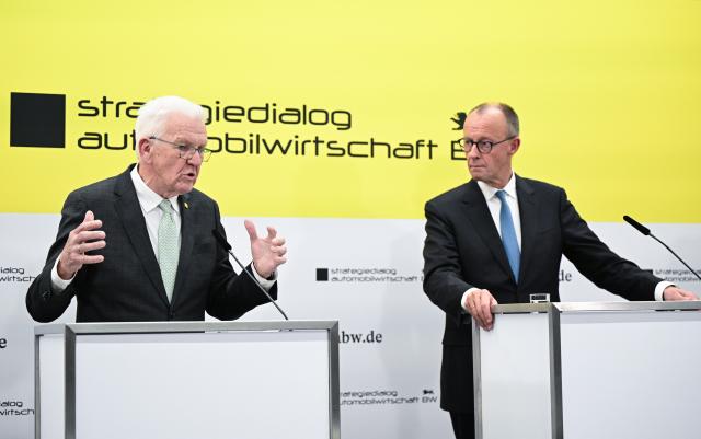 26 November 2025, Baden-Württemberg, Stuttgart: Minister President of Baden-Wuerttemberg Winfried Kretschmann (L) and German Chancellor Friedrich Merz make statements after the end of the Automotive Industry Strategy Dialogue. Photo: Bernd Weißbrod/dpa
